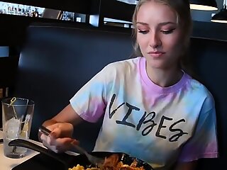 Preciosa anglosajona peeing, pissing, piss